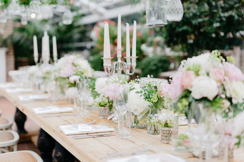 Hochzeitstischdeko mit Rosen