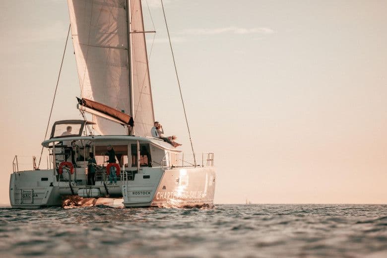 Eine Yacht auf dem Meer