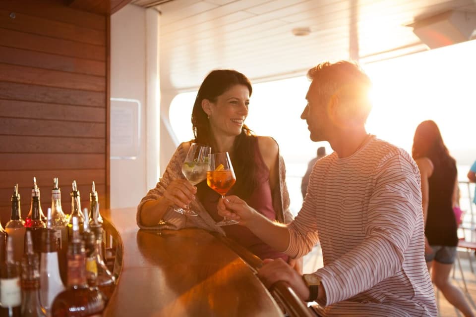 Besucht gemeinsam eine der stilvollen Lounges an Bord und gönnt Euch einen besonderen Moment zu zweit. Ein Sonnenuntergang auf dem Deck und ein kühler Cocktail in der Hand – was könnte romantischer sein?