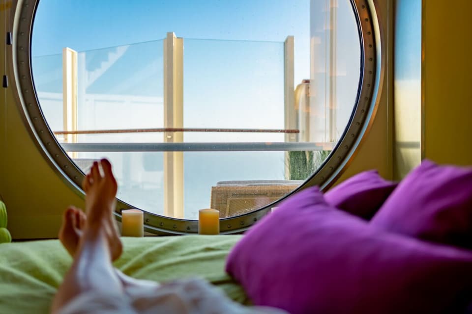 Paar entspannt gemeinsam im Spa auf einem AIDA Kreuzfahrtschiff.
