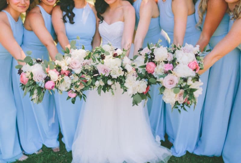 Team Bride mit passenden Blumensträußen