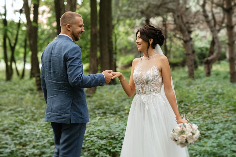 Brautpaar in ihren Hochzeitsoutfits