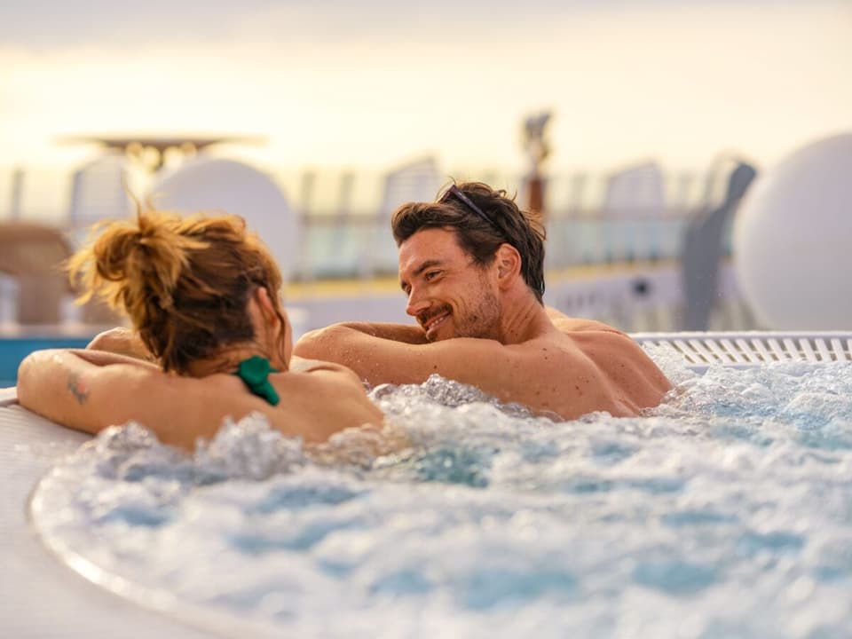 Paar erlebt romantische Momente an Bord eines AIDA Kreuzfahrtschiffs.