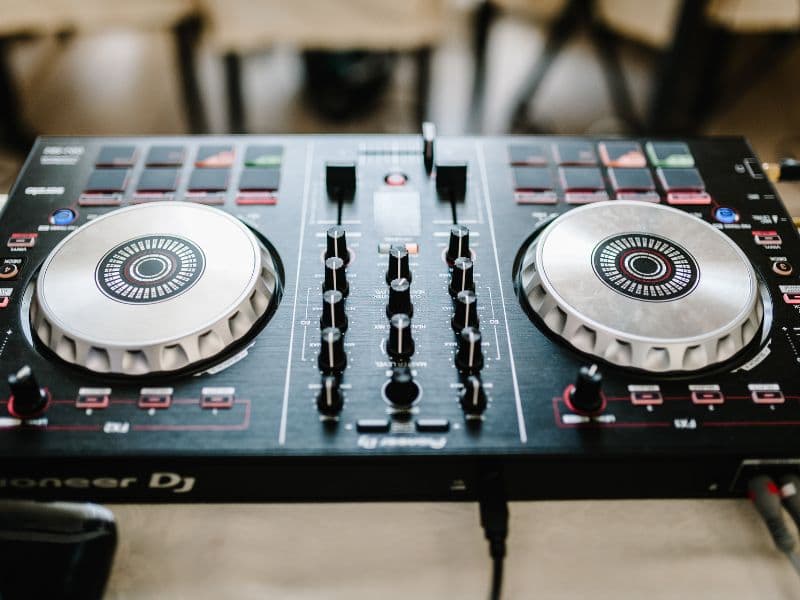 Professionelles DJ-Pult für die Hochzeitsfeier