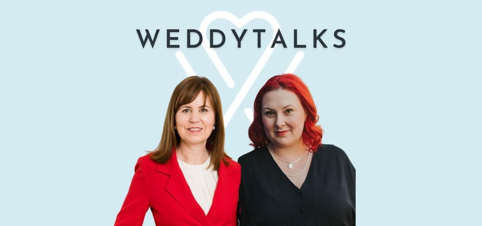 Zwei Frauen stehen vor einem blauen Hintergrund mit den Worten Weddytalks.