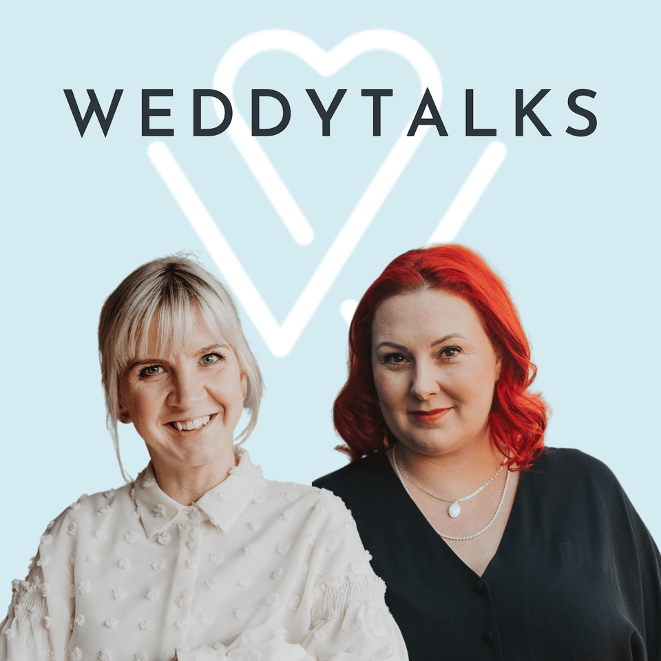 Zwei Frauen stehen vor einem blauen Hintergrund mit den Worten Weddytalks.