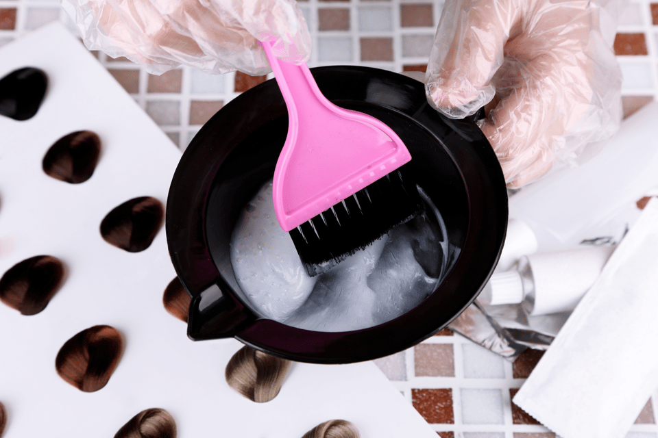 Die Haarfarbe wird angemischt.