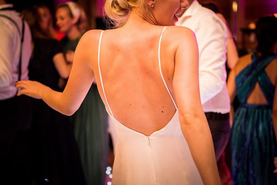 Braut-in-Kleid-mit-Rückensausschnitt