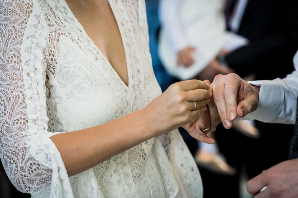 Traditionen: Brautpaar tauscht Ringe an der Hochzeit