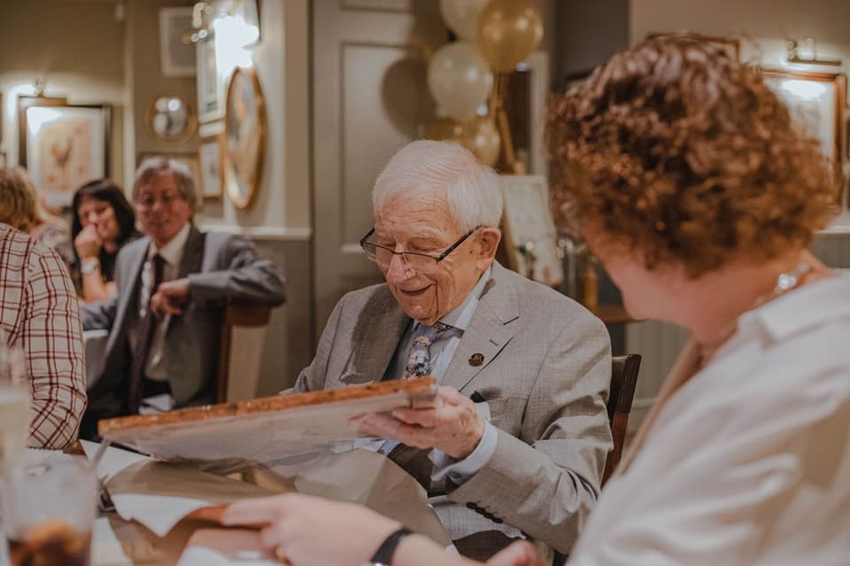 Mann freut sich über Glückwünsche zur Platinhochzeit