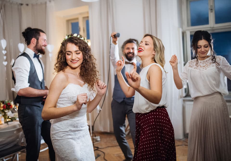 Dresscode Hochzeit: Gäste tanzen mit Brautpaar