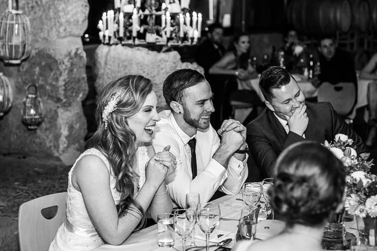 Lustiger Moment auf Hochzeit Braut und Braeutigam