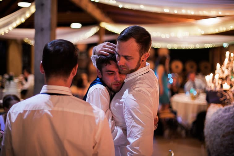 Emotionaler Moment auf der Hochzeit zwischen Braeutigam und Trauzeuge