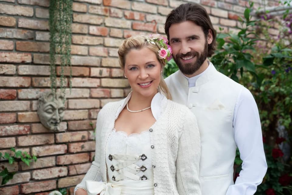 Trachtenhochzeit im weißen Brautdirndl