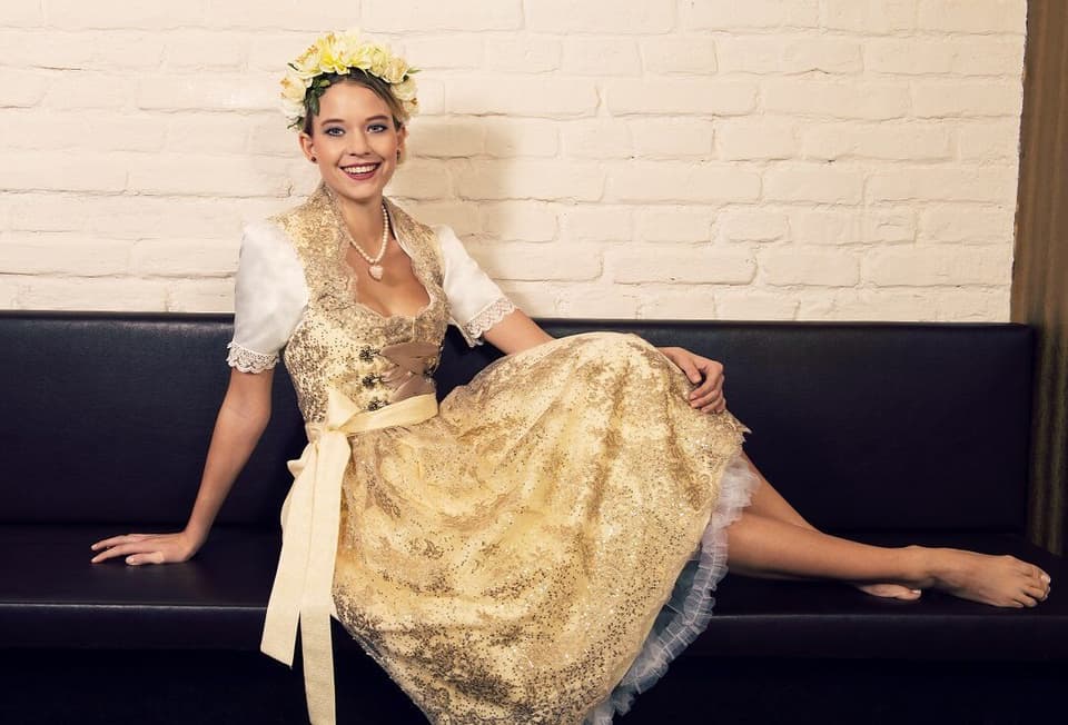 goldenes Brautdirndl fuer die Trachtenhochzeit