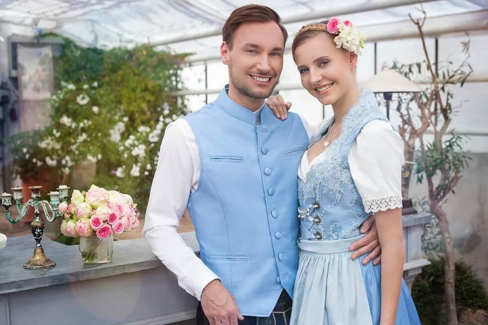 Braut und Bräutigam in blauer Trachtenmode