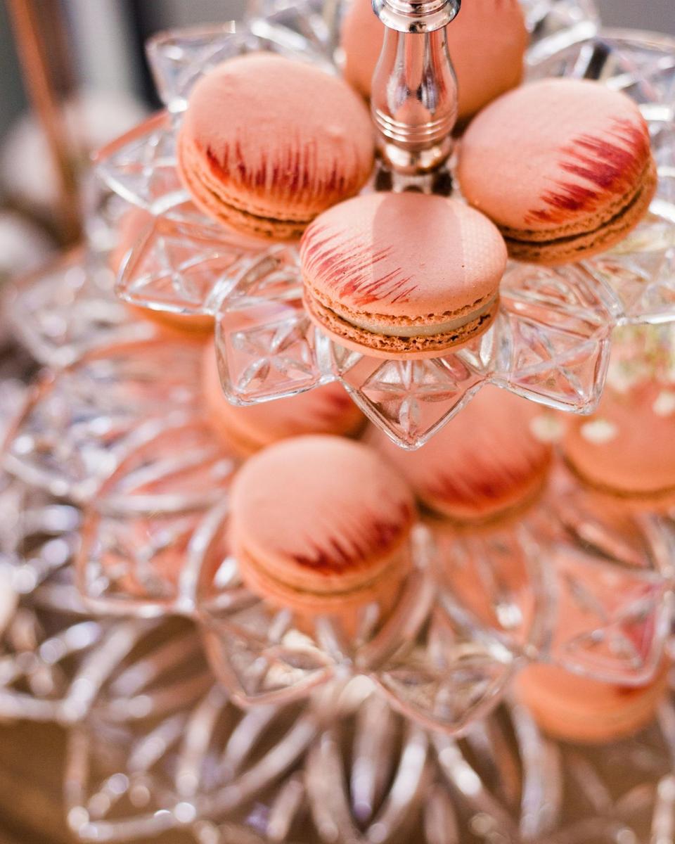 pinke Macarons auf einer Etagere aus Kristall
