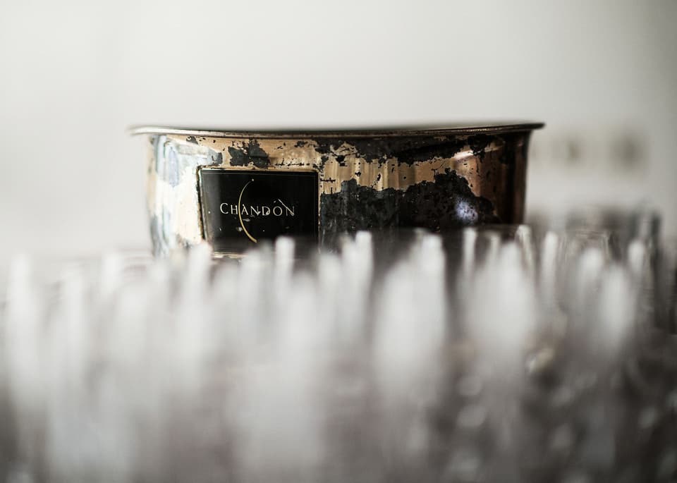 Sektgläser und Kühler für den Champagner