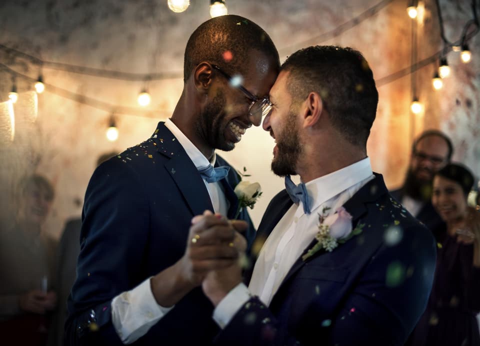 Gleichgeschlechtliche Ehe: Hochzeitspaar tanzt zusammen