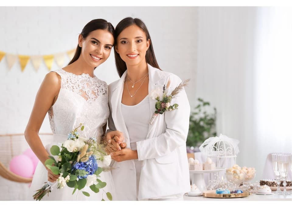 Gleichgeschlechtliche Ehe: Hochzeitspaar lächelt ins Foto