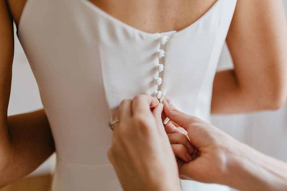 schlichtes Brautkleid mit Knopfleiste am Rücken