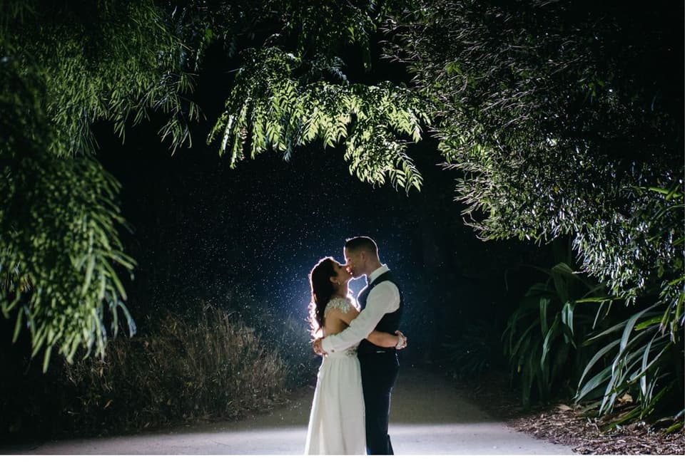 Hochzeit im Regen Brautpaar küsst sich im Regen