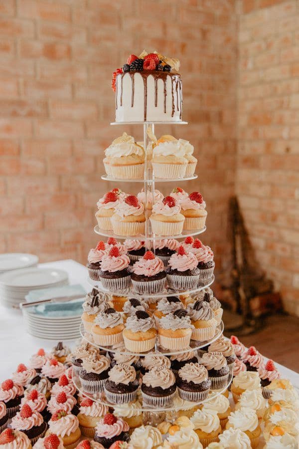 Torte aus verschiedenen Cupcakes