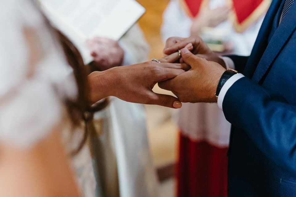 Bräutigam-steckt-Braut-Ring-an