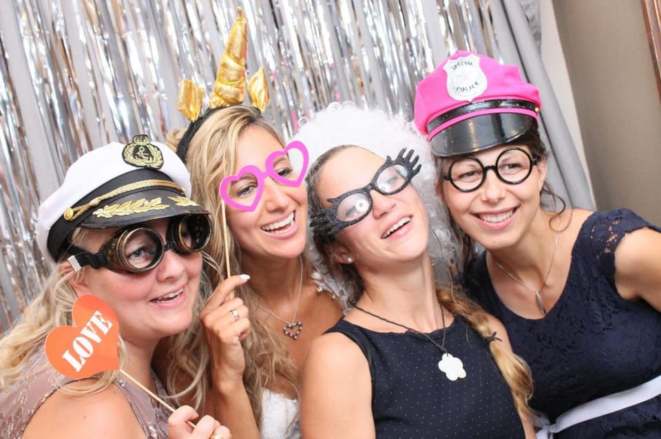 Frauen auf einer Hochzeit in Verkleidung fuer die Fotobox
