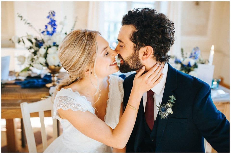 glückliches Paar küsst sich bei der Hochzeit