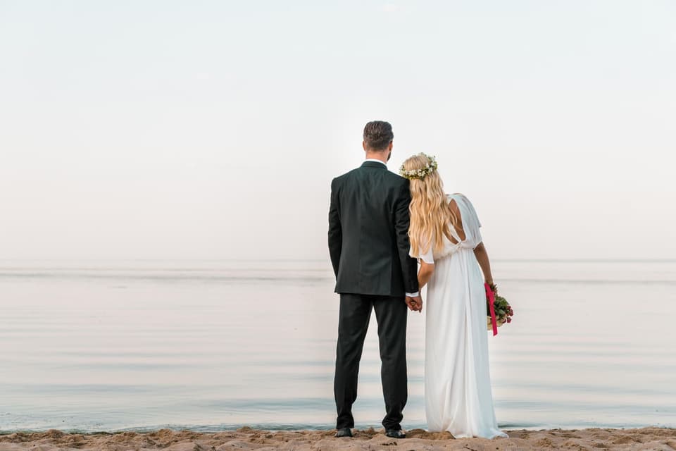 Heiraten an der Ostsee: Brautpaar schaut aufs Meer