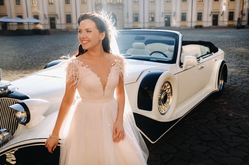 Braut seht vor Oldtimer Auto