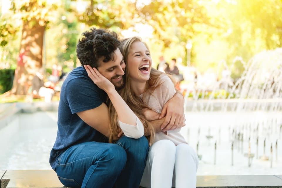 glueckliches paar vor brunnen