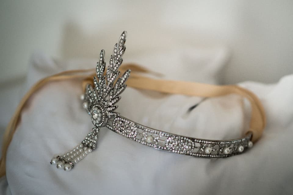Brautschmuck auf weißem Hintergrund