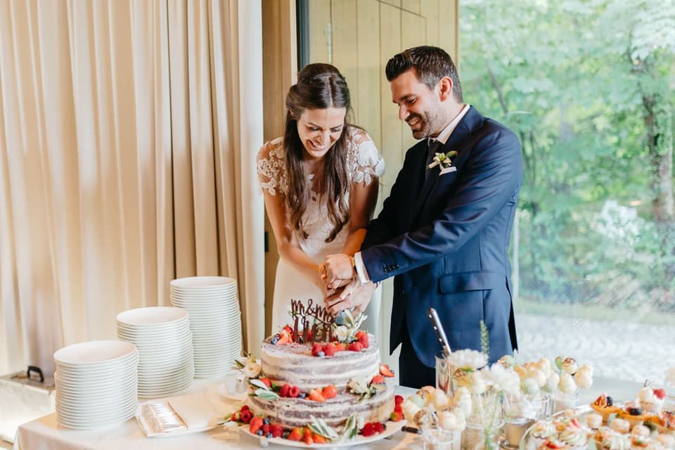 Anschneiden der Hochzeitstorte