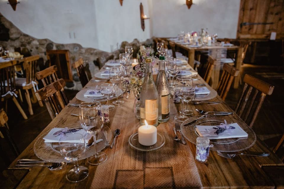 eingedeckte Hochzeitstafel mit Deko