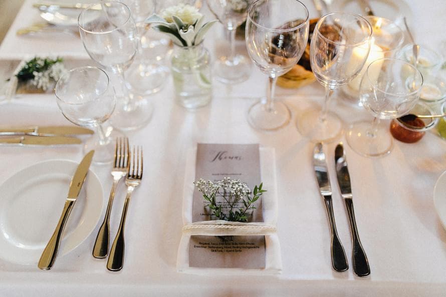 Gedeck der Hochzeitstafel mit Menükarte