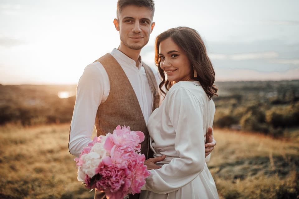 Glückliches Brautpaar beim Fotoshooting