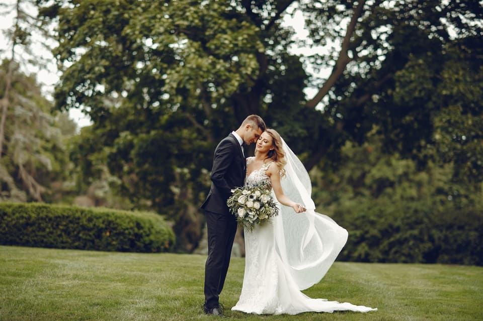 Hochzeit planen: Brautpaar steht im Mittelpunkt