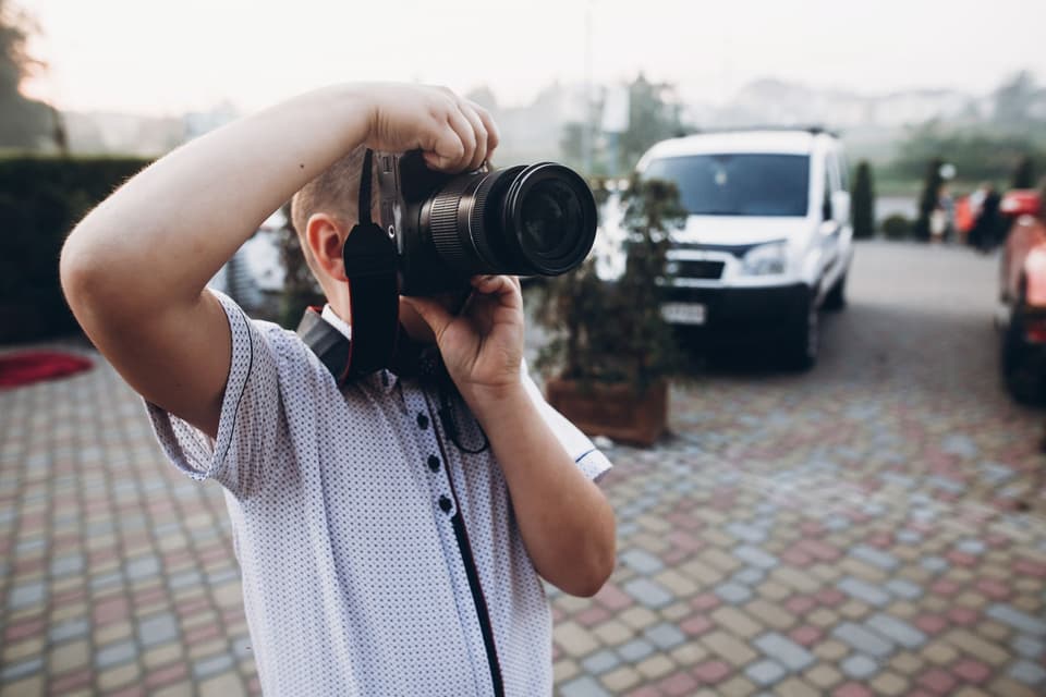 Professioneller Hochzeitsfotograf mit Spiegelreflexkamera
