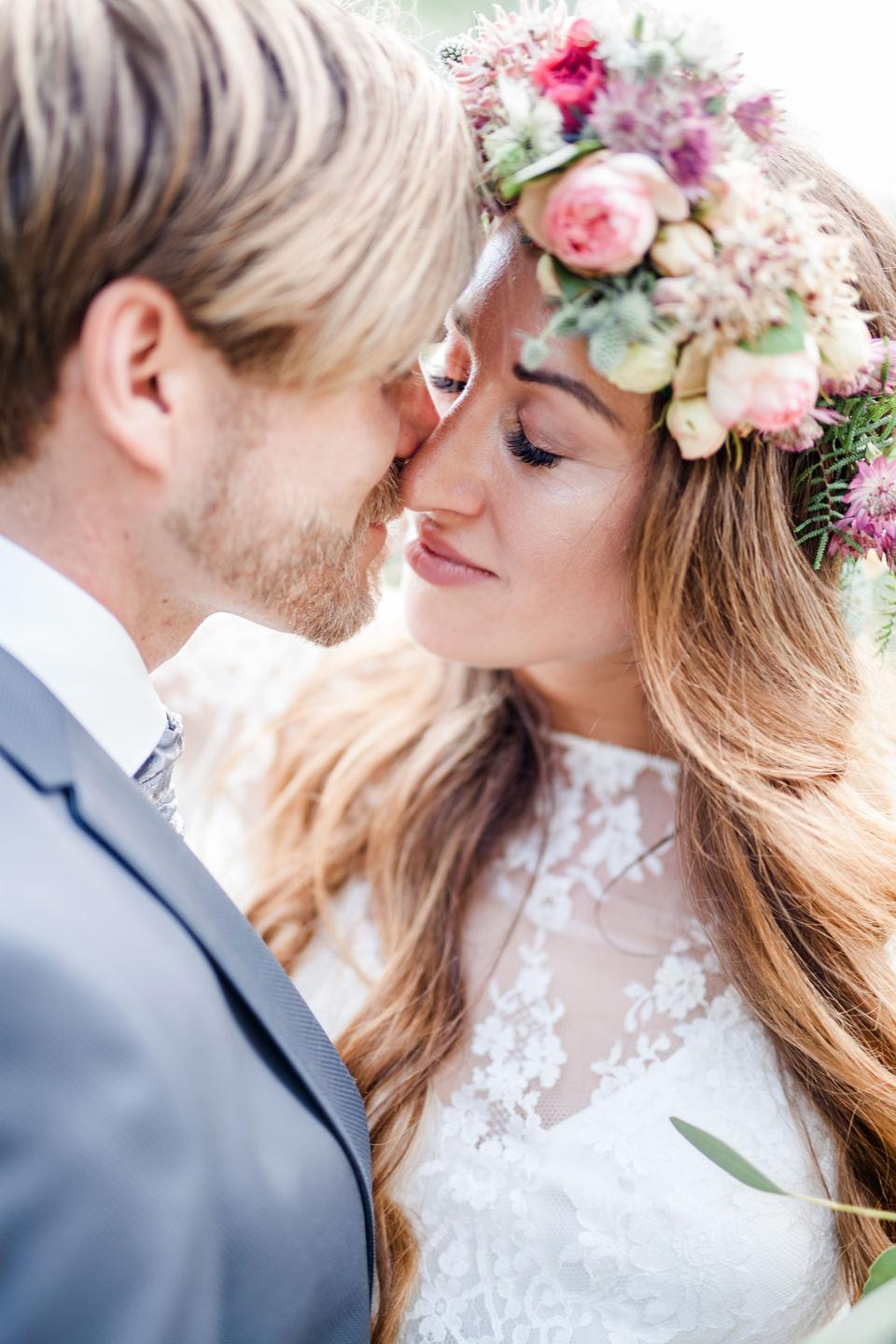 Rosenhochzeit verliebtes Brautpaar mit Rosenkranz