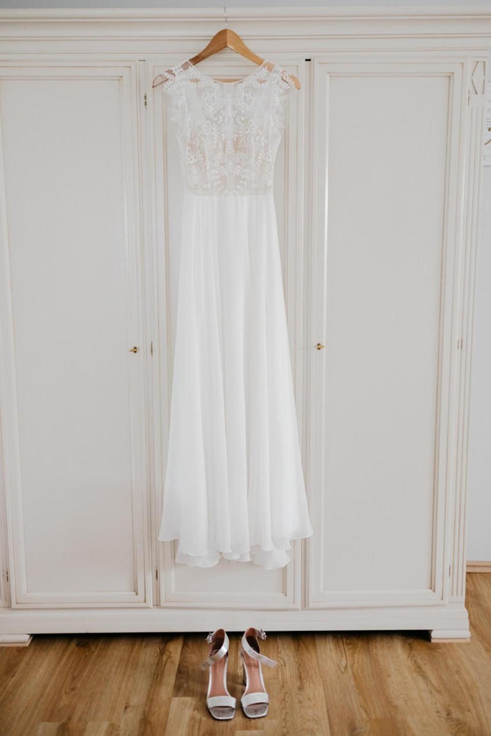 Ein neues Hochzeitskleid am Schrank