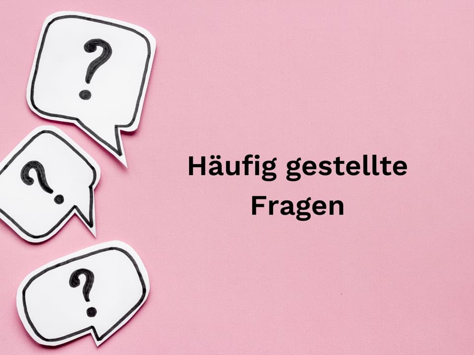 Ein rosa Hintergrund mit Frageblasen.