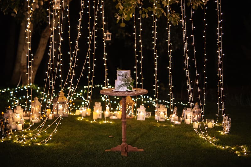 Hochzeitstorte mit Lichterketten