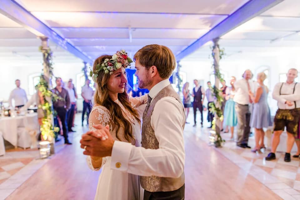 Brautpaar tanzt auf der Hochzeit den Hochzeitswalzer