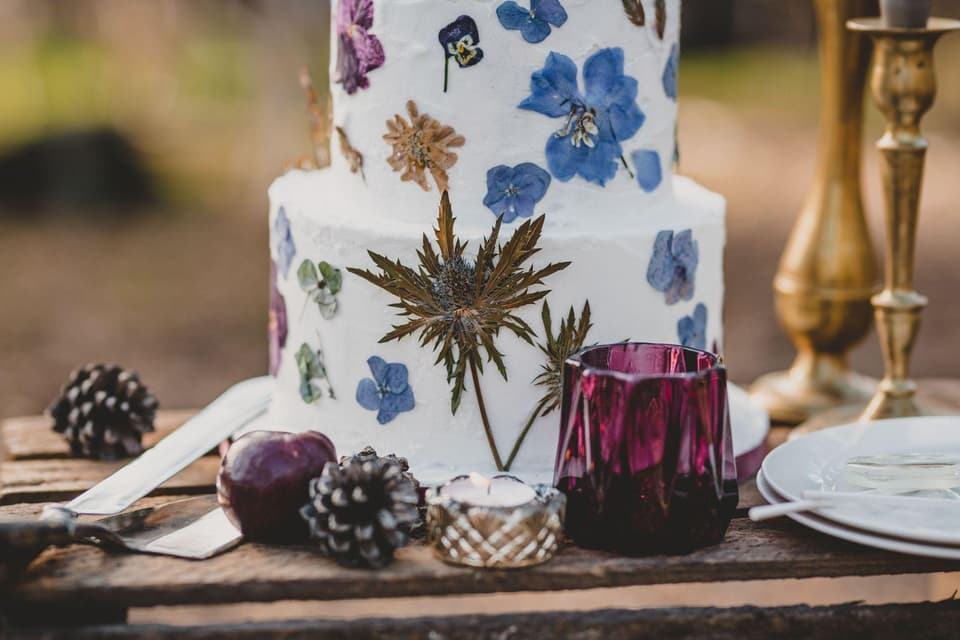 Hochzeitstorte mit Blüten und Beerendeko für eine Herbsthochzeit